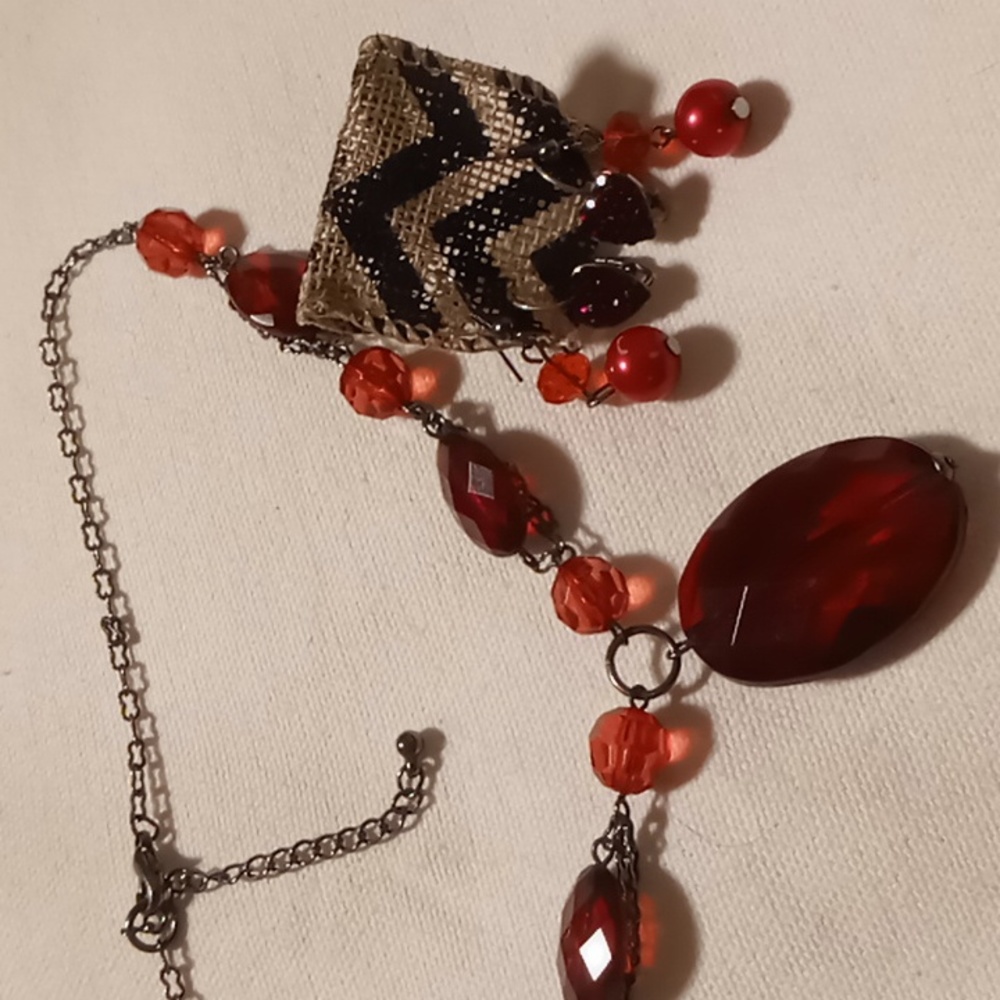 Statement necklace with 2 pairs of earrings blackened chain crystal heart
